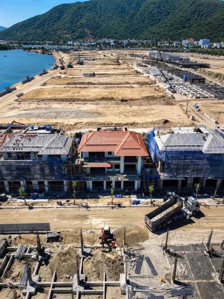 Charmora city  sun nha trang
căn liền kề, áp góc trục chính d6, trục di sản rộng 20m
 dt đất