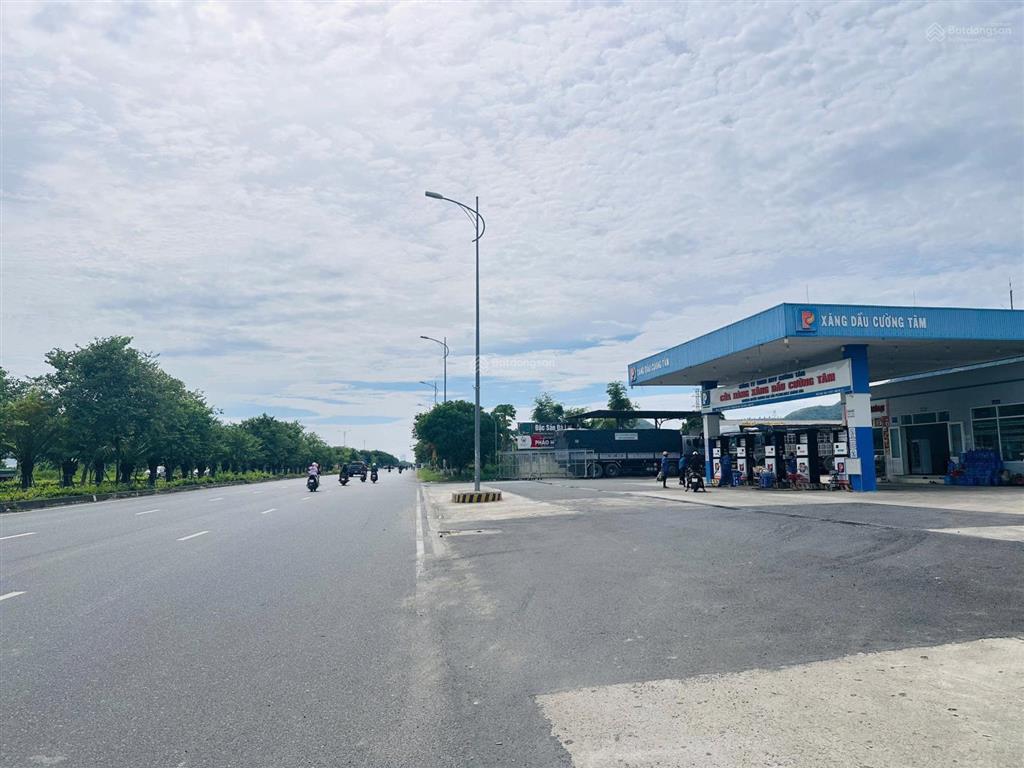 Mặt đường bà đề diên an, cách đường võ nguyên giáp chỉ 50m. vị trí cạnh võ nguyên giáp thông 23/10