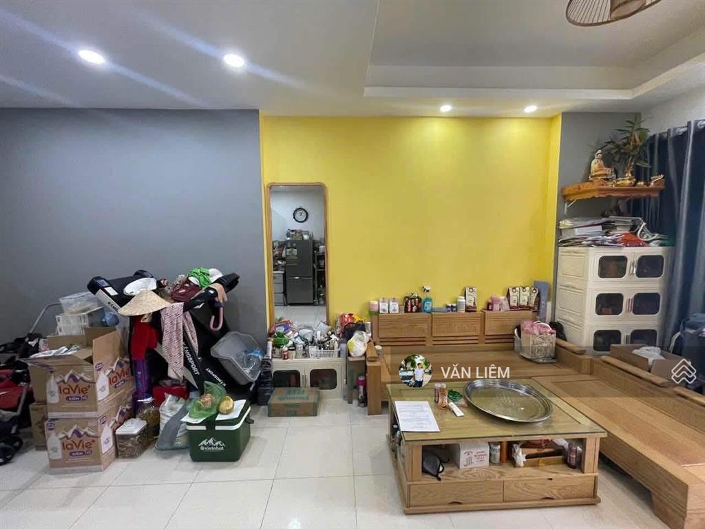 Chủ có việc cần bán căn ph  tô hiệu. 2 phòng ngủ, 2wc 63m2
sẵn sổ sang tên. nội thất cơ bản.