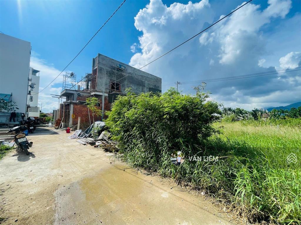 Đất khu dân cư lộc phát cách đường d30 chỉ 50m
 diện tích  67.5m2 ( ngang 5m )
 đường oto, gần t