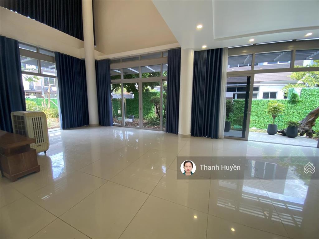 Cho thuê biệt thự riviera cove căn góc dt 500m2 trệt 2 lầu 4 phòng lớn 65 tr/ th  huyền 0909 394 ***