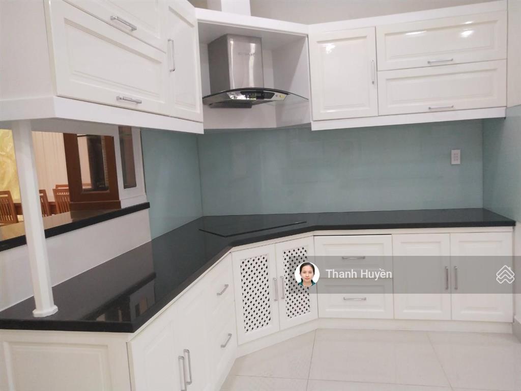 Cho thuê biệt thự riviera cove căn góc dt 500m2 trệt 2 lầu 4 phòng lớn 65 tr/ th  huyền 0909 394 ***