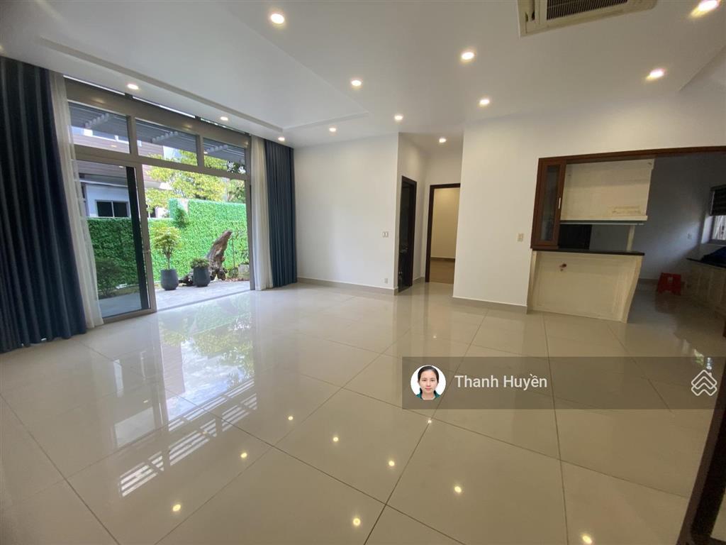 Cho thuê biệt thự riviera cove căn góc dt 500m2 trệt 2 lầu 4 phòng lớn 65 tr/ th  huyền 0909 394 ***