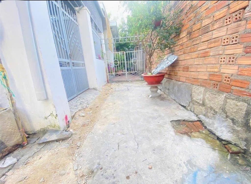 Đất đối diện chợ vĩnh hải, gần biển hòn chồng