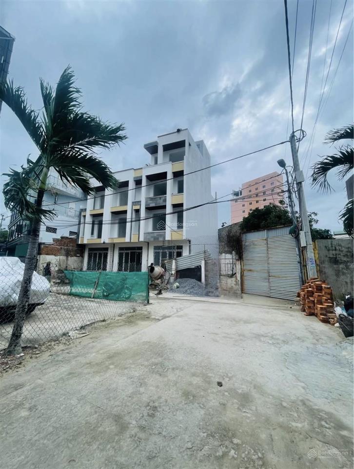 Đất gần bãi tắm hòn chồng. khu vực rất ít quỹ đất rộng phù hợp xây căn hộ, nghỉ dưỡng