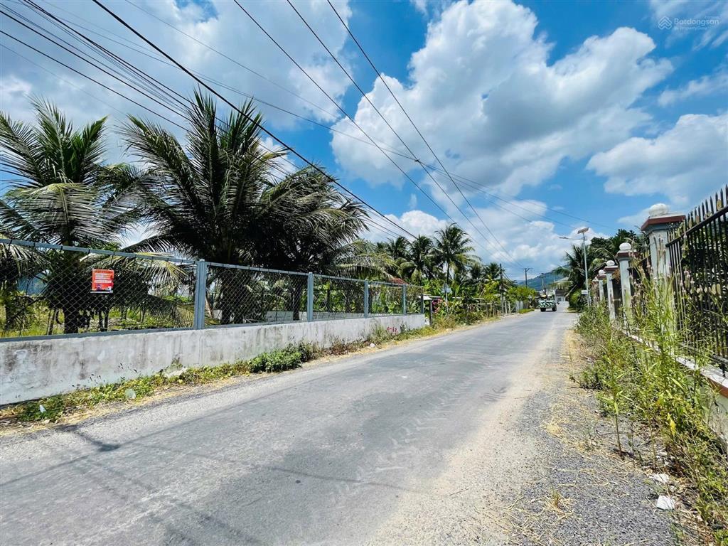 Đất vườn suối tiên mặt tiền đường nhựa, bên hông nhà thờ