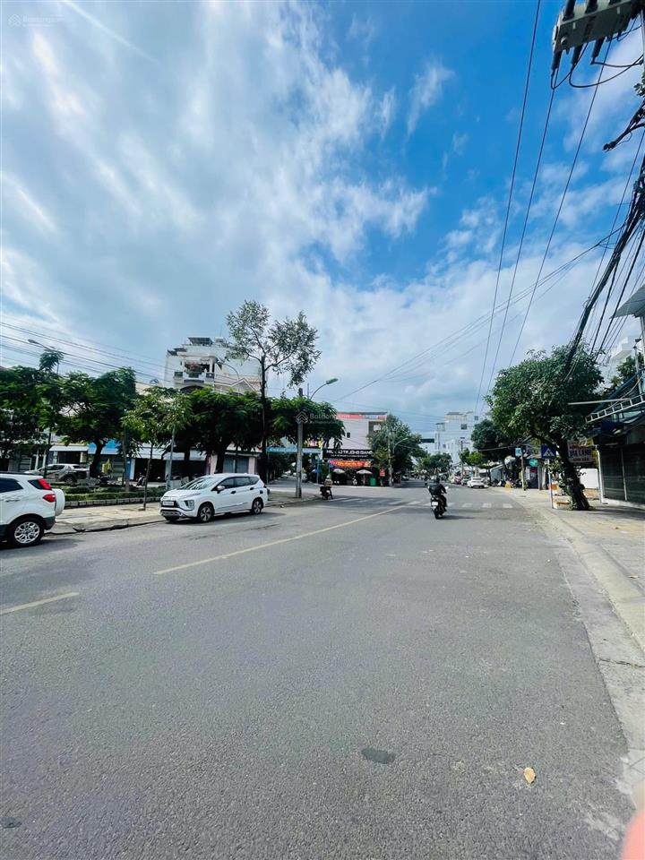 Nhà đường dã tượng đối diện công viên, gần biển trần phú
