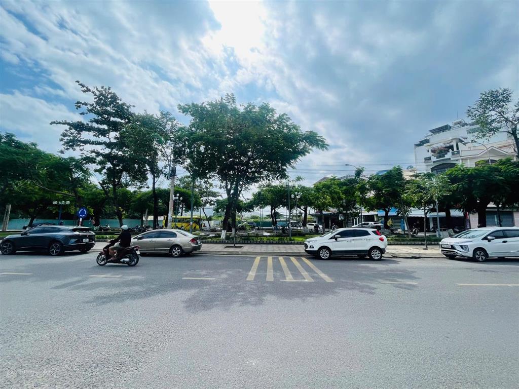 Nhà đường dã tượng đối diện công viên, gần biển trần phú