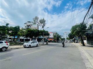 Nhà đường dã tượng đối diện công viên
