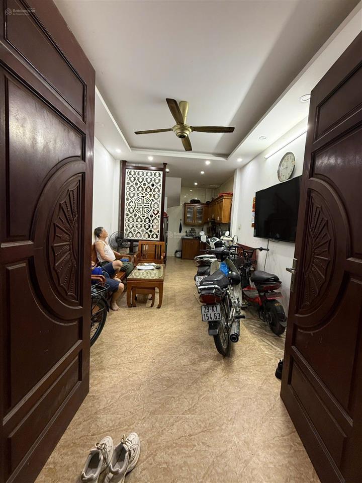 Chỉ hơn 5 tỷ. nhà riêng 122 đường xuân đỗ, 30m2 5 tầng. sổ đỏ hộ khẩu phường long biên.