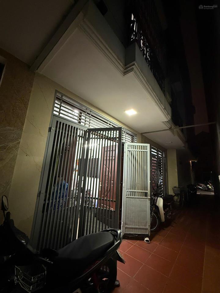 Chỉ hơn 5 tỷ. nhà riêng 122 đường xuân đỗ, 30m2 5 tầng. sổ đỏ hộ khẩu phường long biên.