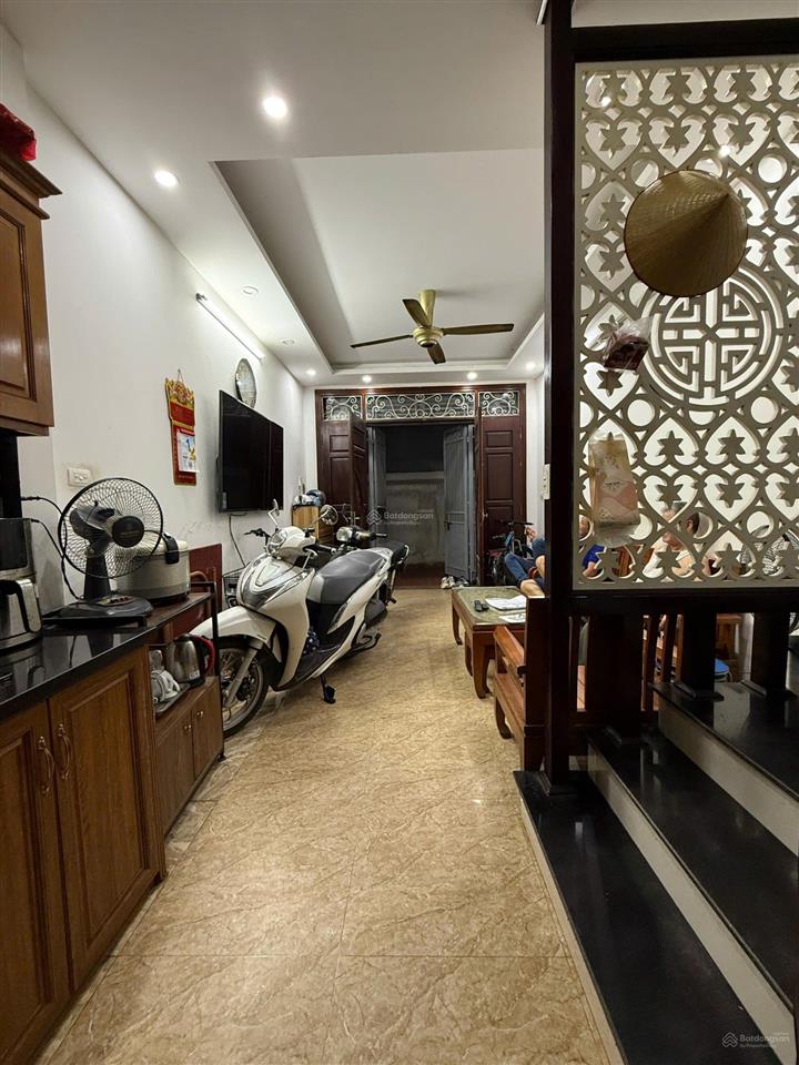 Chỉ hơn 5 tỷ. nhà riêng 122 đường xuân đỗ, 30m2 5 tầng. sổ đỏ hộ khẩu phường long biên.