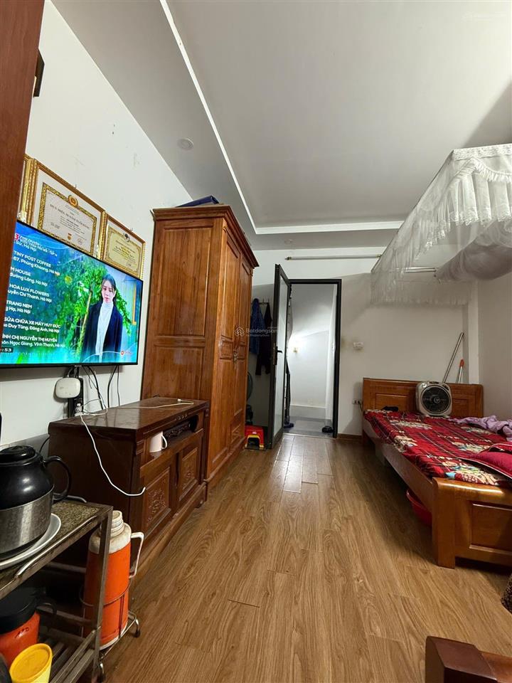 Chỉ hơn 5 tỷ. nhà riêng 122 đường xuân đỗ, 30m2 5 tầng. sổ đỏ hộ khẩu phường long biên.