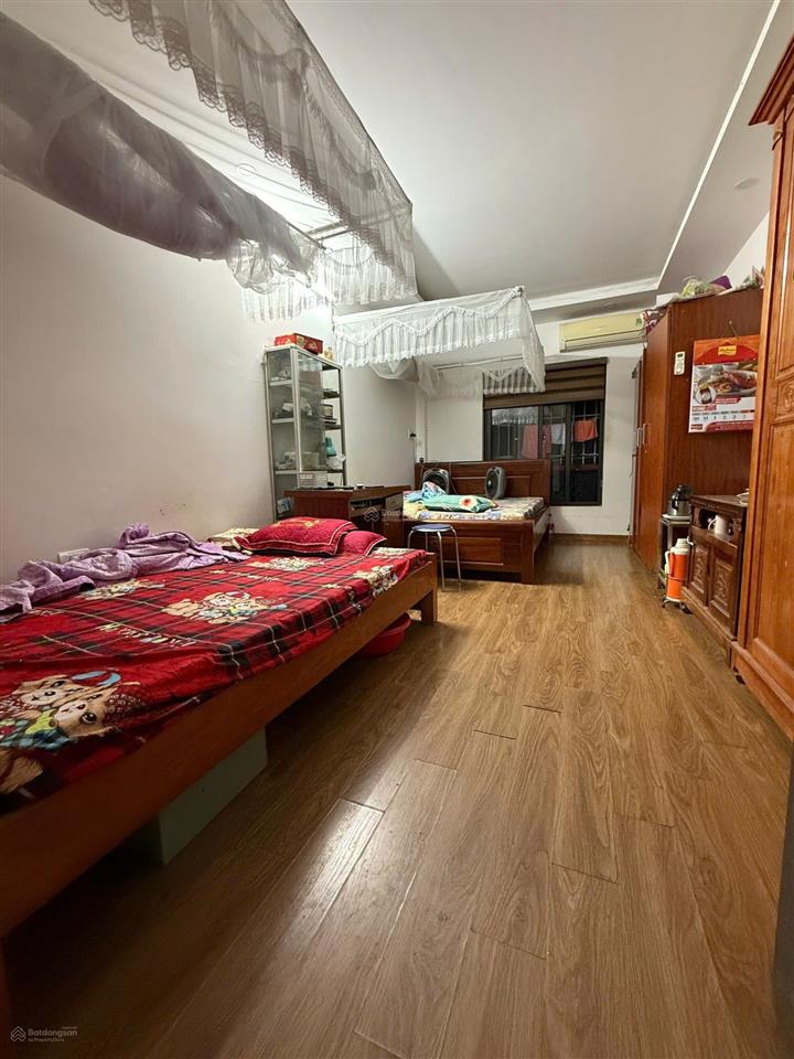 Chỉ hơn 5 tỷ. nhà riêng 122 đường xuân đỗ, 30m2 5 tầng. sổ đỏ hộ khẩu phường long biên.