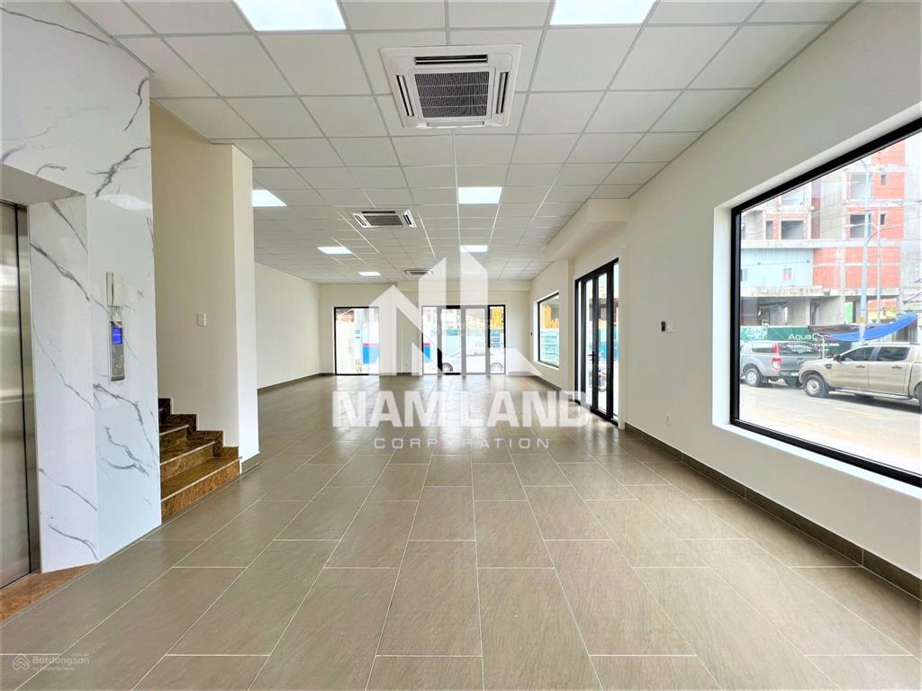 Cho thuê nhà căn góc 2 mặt tiền xây trống suốt có thang máy vỉa hè rộng ngay gần ubnd tp. thủ đức