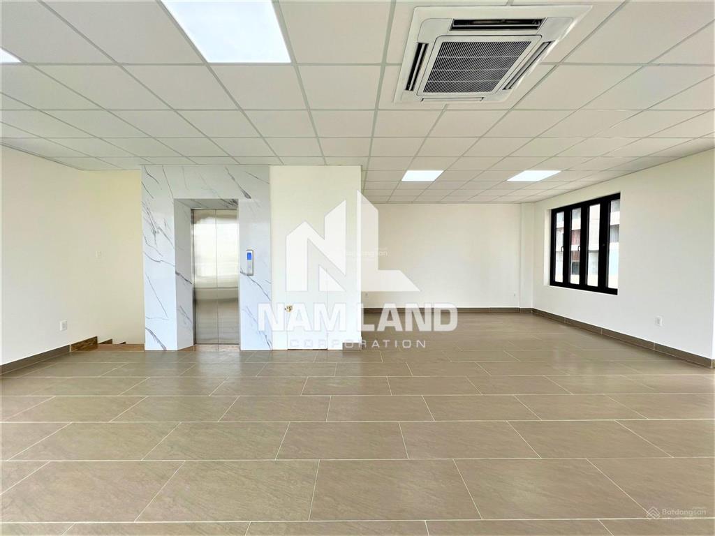 Cho thuê nhà căn góc 2 mặt tiền xây trống suốt có thang máy vỉa hè rộng ngay gần ubnd tp. thủ đức