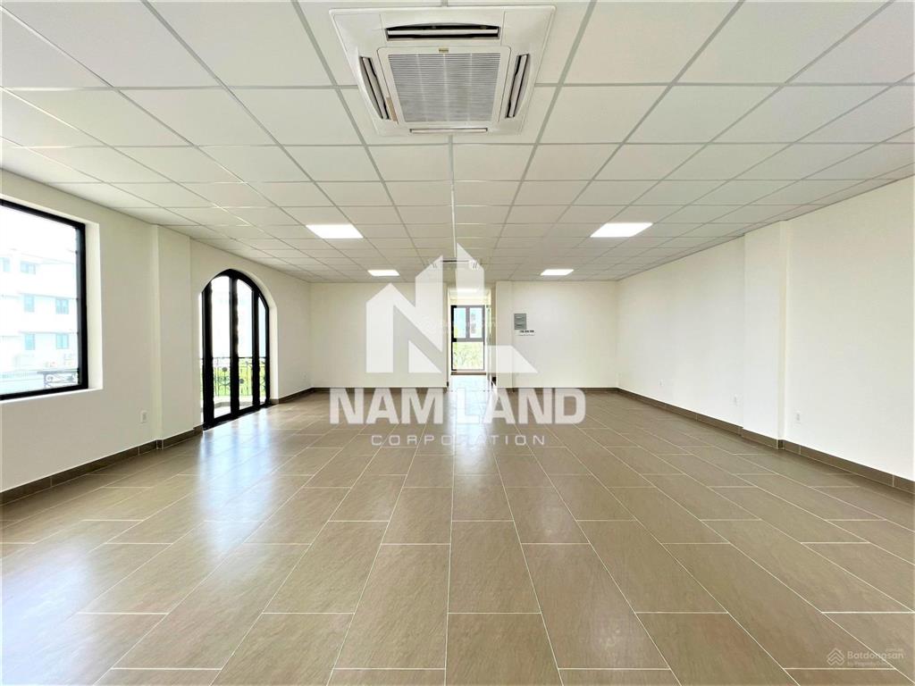 Cho thuê nhà căn góc 2 mặt tiền xây trống suốt có thang máy vỉa hè rộng ngay gần ubnd tp. thủ đức