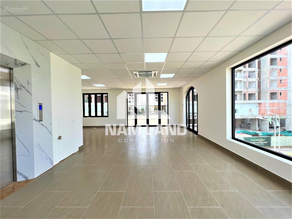 Cho thuê nhà căn góc 2 mặt tiền xây trống suốt có thang máy vỉa hè rộng ngay gần ubnd tp. thủ đức