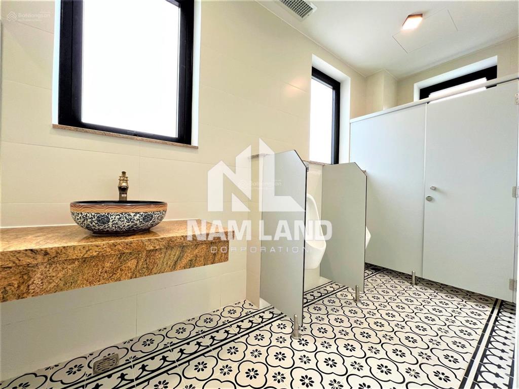 Cho thuê nhà căn góc 2 mặt tiền xây trống suốt có thang máy vỉa hè rộng ngay gần ubnd tp. thủ đức