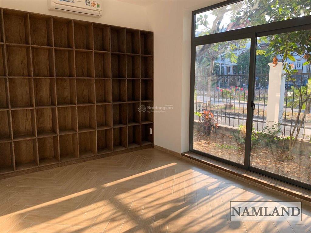 Cho thuê biệt thự thân văn nhiếp ngay ven sông sài gòn 400m2 sân vườn, 2 tầng 4 phòng lớn mới trắng