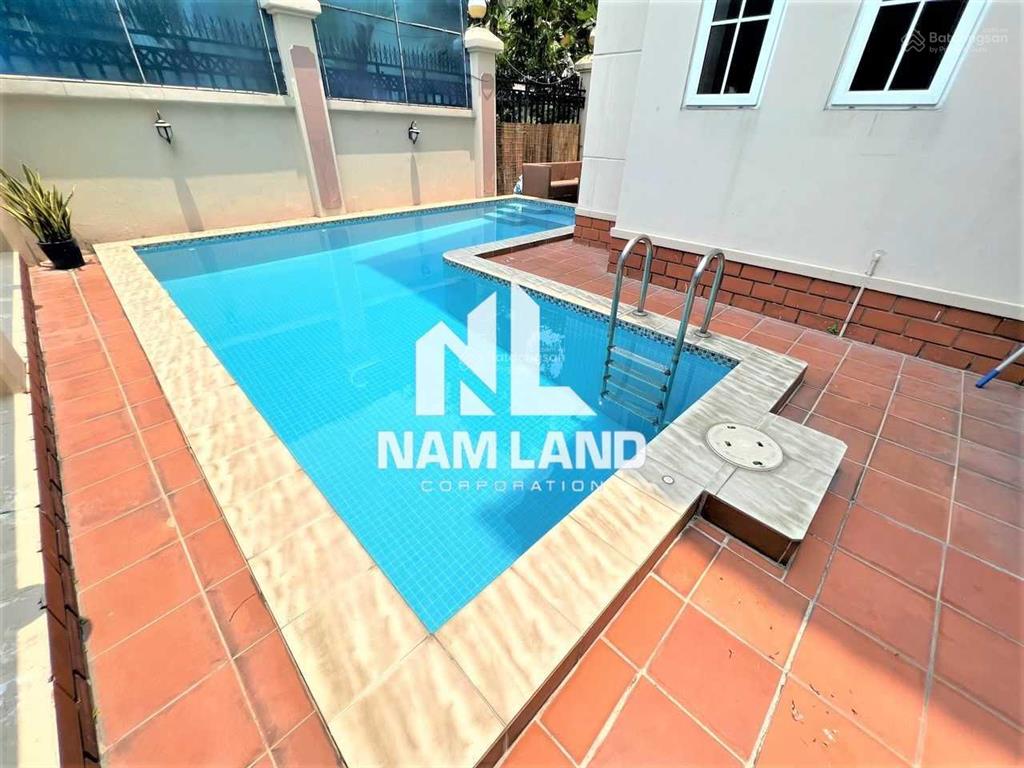 Thuê nhà trung tâm thảo điền 450m2 sân vườn hồ bơi 3 lầu 5 phòng lớn sàn gỗ để ở, văn phòng công ty