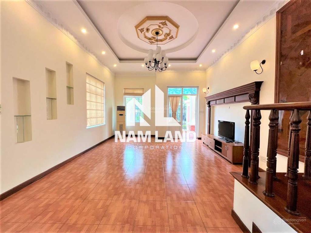 Thuê nhà trung tâm thảo điền 450m2 sân vườn hồ bơi 3 lầu 5 phòng lớn sàn gỗ để ở, văn phòng công ty