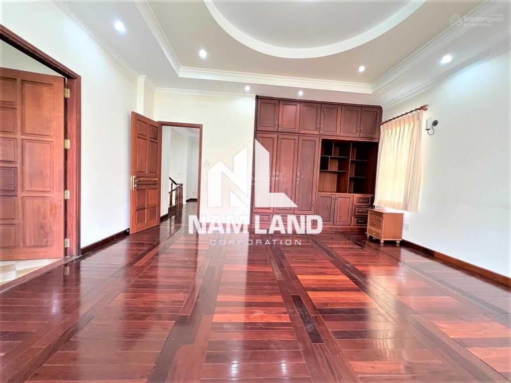 Thuê nhà trung tâm thảo điền 450m2 sân vườn hồ bơi 3 lầu 5 phòng lớn sàn gỗ để ở, văn phòng công ty