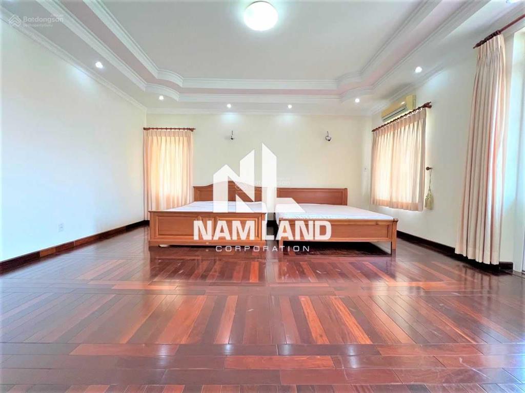 Thuê nhà trung tâm thảo điền 450m2 sân vườn hồ bơi 3 lầu 5 phòng lớn sàn gỗ để ở, văn phòng công ty
