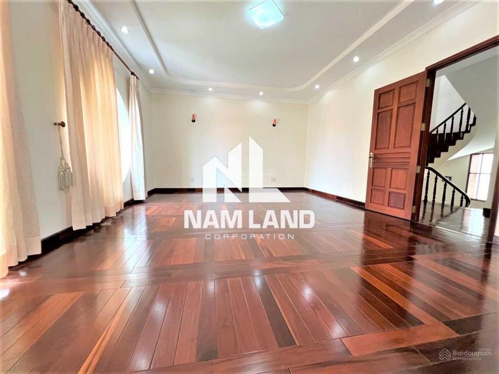 Thuê nhà trung tâm thảo điền 450m2 sân vườn hồ bơi 3 lầu 5 phòng lớn sàn gỗ để ở, văn phòng công ty
