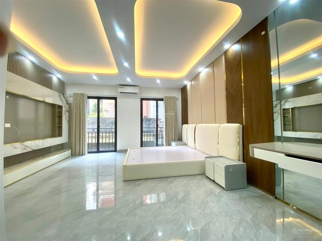 Bán nhà mặt ngõ cầu giấy 60m2, 5 tầng, mt 4.7m ô tô kinh doanh sầm uất chỉ 14.8 tỷ.
