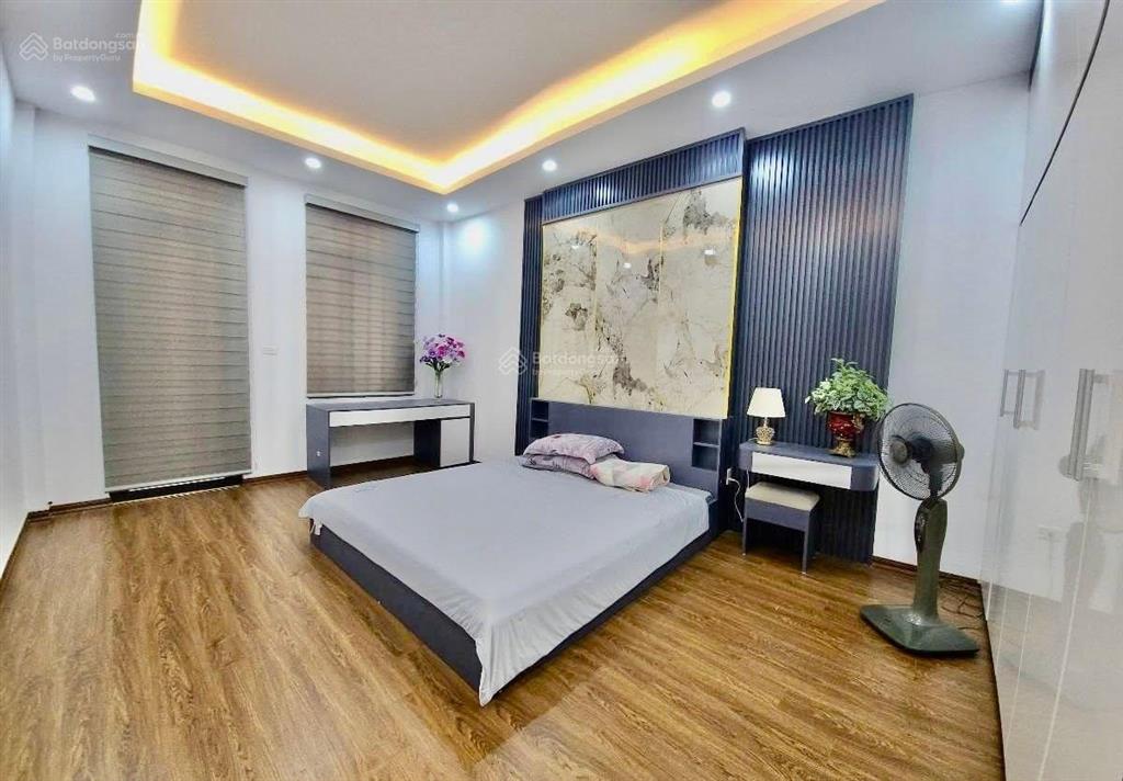 Bán nhà giải phóng 35m2, 5 tầng gần phố ở luôn chỉ dưới 7 tỷ.