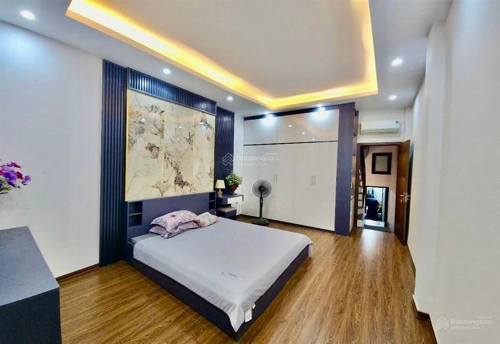 Bán nhà giải phóng 35m2, 5 tầng gần phố ở luôn chỉ dưới 7 tỷ.