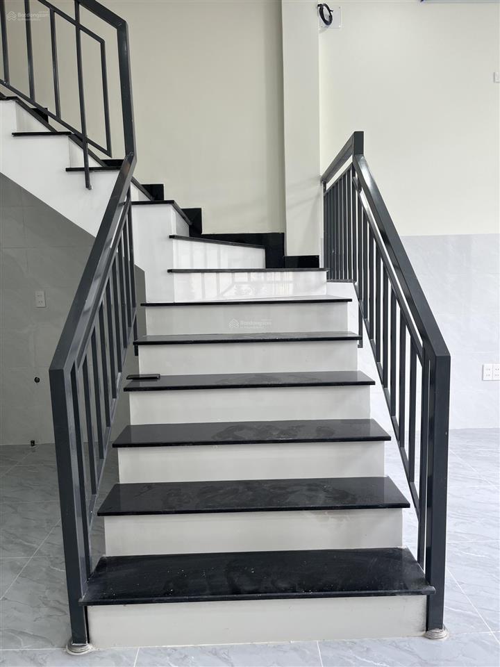 Cho thuê nhà riêng cao cấp, mới xây xong tháng 01/2025 gồm
3pn, 2wc, 1110m2 tại số 112 đường võ văn