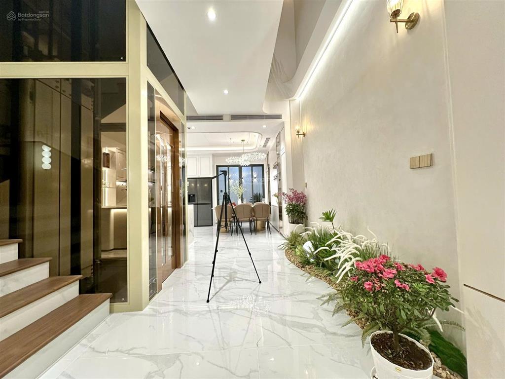 Nhà có thang máy 450kg phạm hữu lầu, phú mỹ, quận 7
