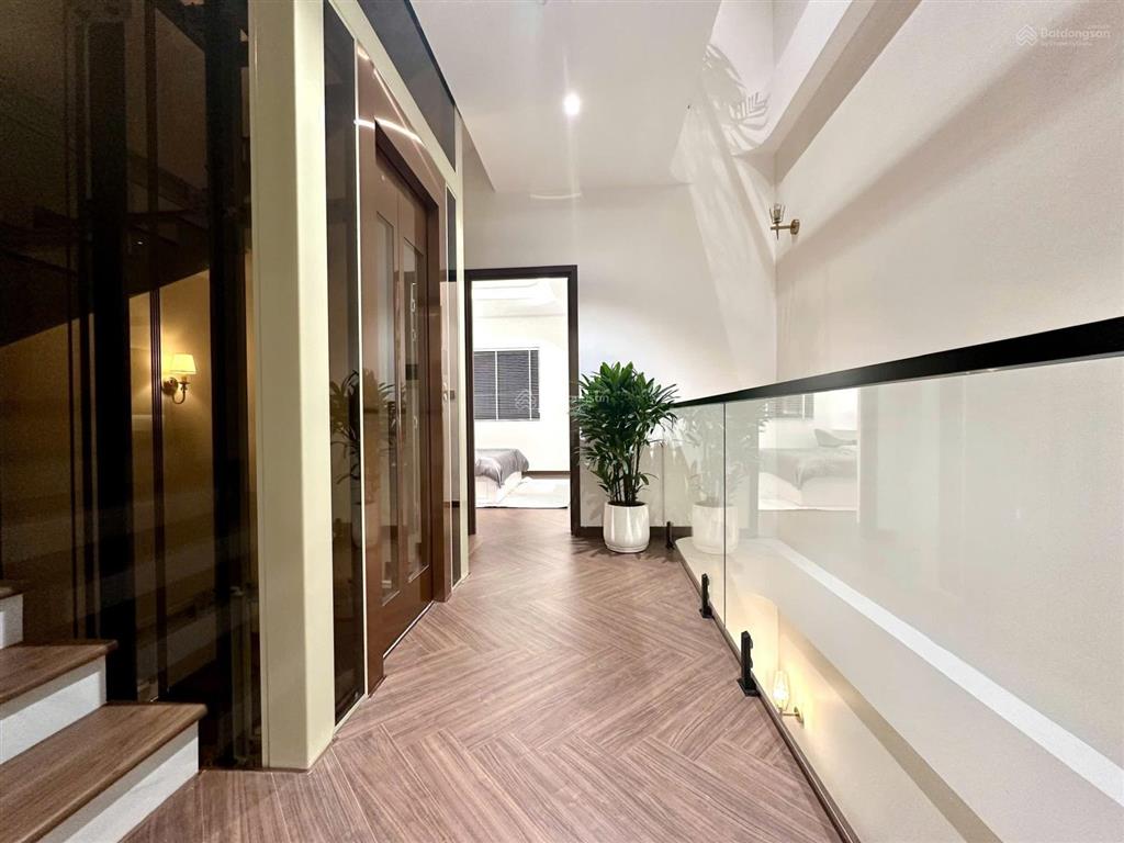 Nhà có thang máy 450kg phạm hữu lầu, phú mỹ, quận 7
