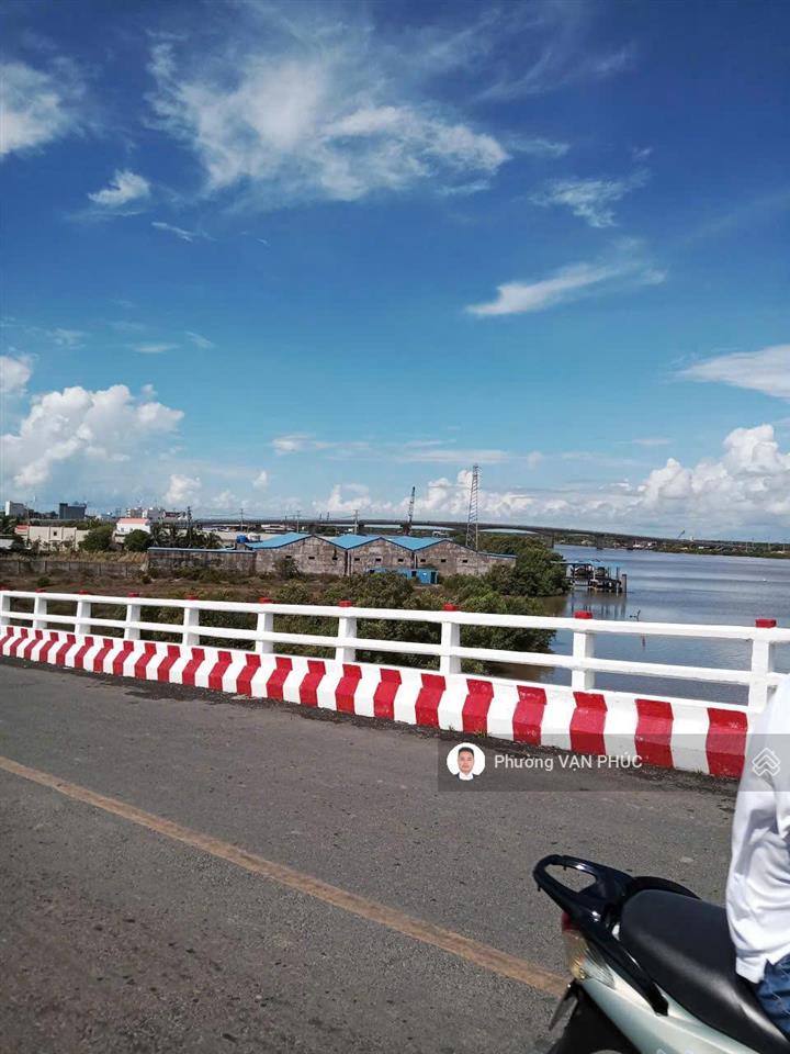 Bán đất 2 mặt tiền lộ + sông gần cảng cá gành hào, tiện làm nhà xưởng, cây xăng