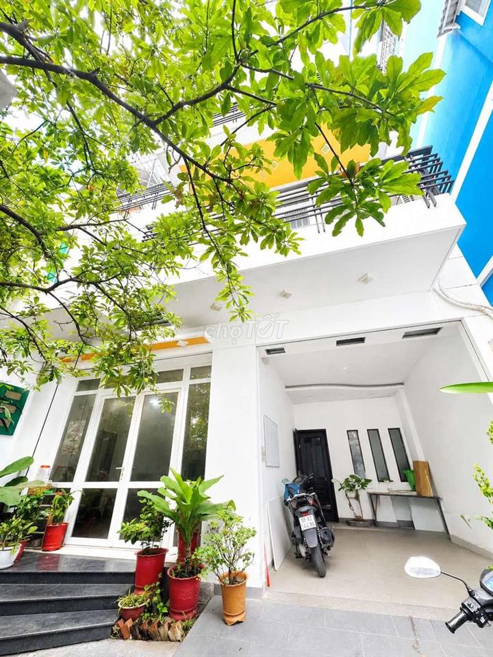 Biệt thự Nguyễn Kiệm 8 x18m 3 tầng sân rộng