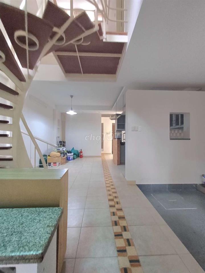 Nhà sân thoáng HXH Nguyễn Hồng Đào 5,4 x 21m  3 PHÒNG 3 Máy Lạnh 