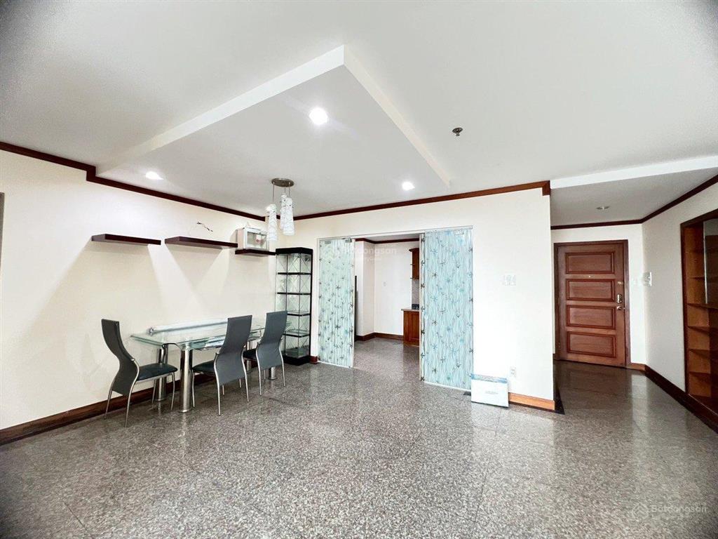 Phòng mới đủ nội thất trong căn hộ cho nam ở chung cư giai việt với an ninh 24/24 ở quận 8