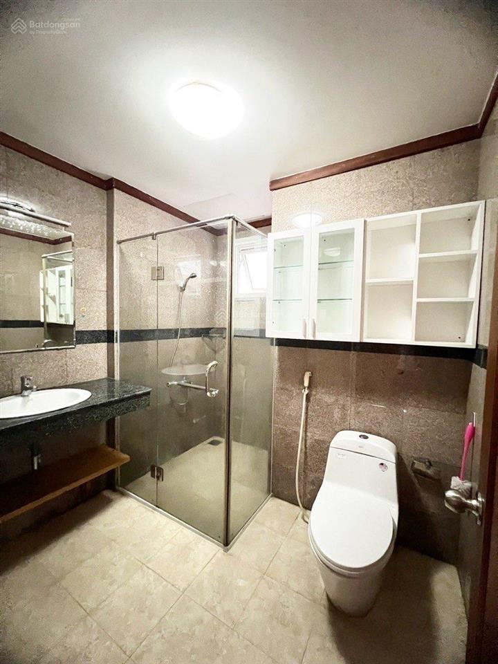 Phòng mới đủ nội thất trong căn hộ cho nam ở chung cư giai việt với an ninh 24/24 ở quận 8