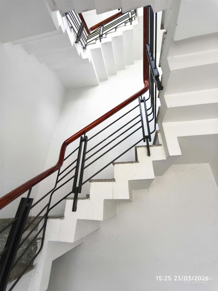 Mt lê sát 5 tầng  6pn. gần chợ tân hương. chưa đến 10 tỷ  bán nhanh thương lượng tốt