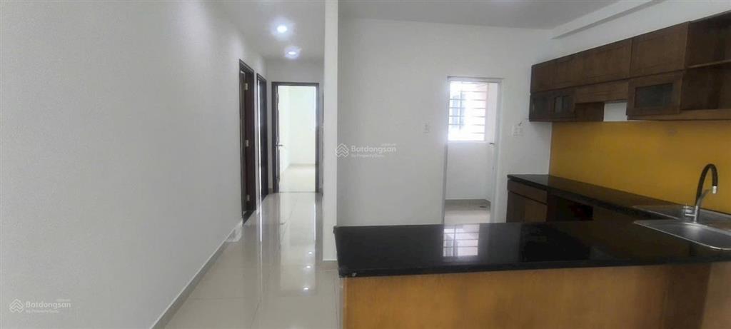 Cho thuê căn hộ 3pn trống ban công rộng  dt 124m2 giá 11 triệu