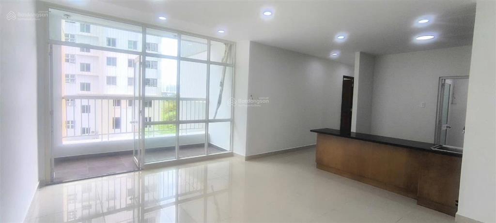 Cho thuê căn hộ 3pn trống ban công rộng  dt 124m2 giá 11 triệu