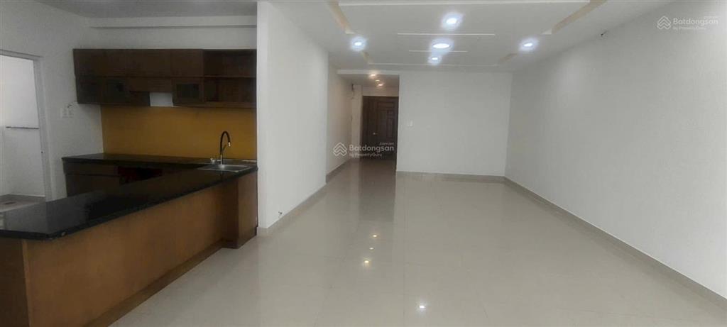 Cho thuê căn hộ 3pn trống ban công rộng  dt 124m2 giá 11 triệu