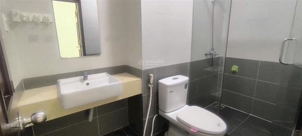 Cho thuê căn hộ 3pn trống ban công rộng  dt 124m2 giá 11 triệu