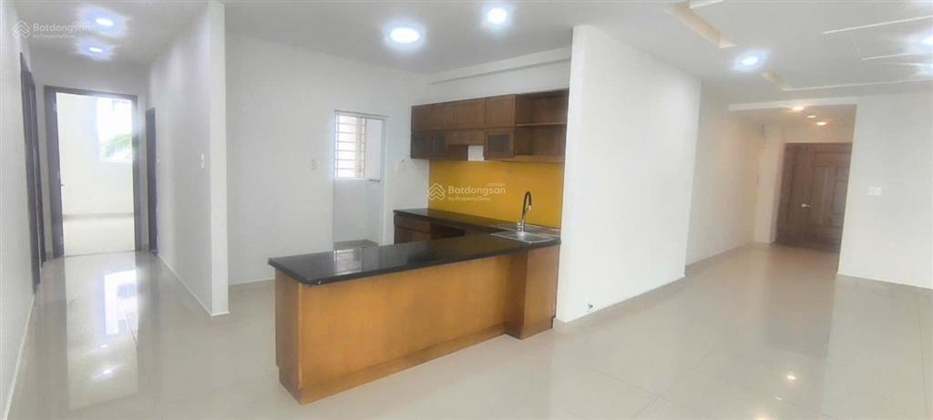 Cho thuê căn hộ 3pn trống ban công rộng  dt 124m2 giá 11 triệu