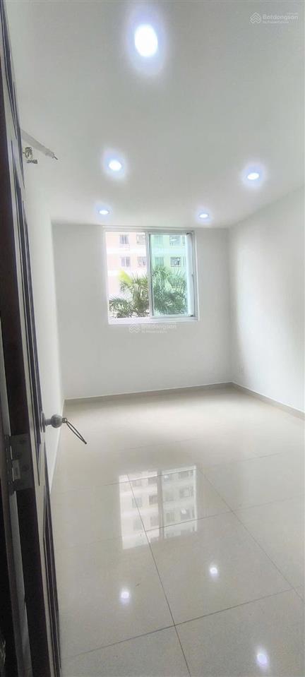 Cho thuê căn hộ 3pn trống ban công rộng  dt 124m2 giá 11 triệu