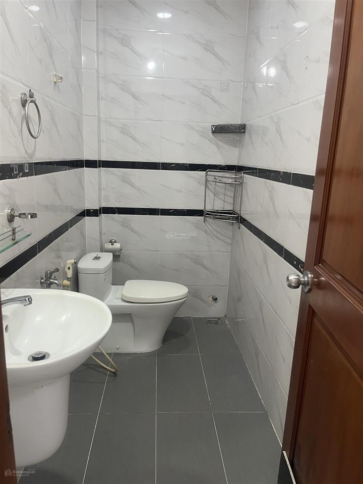 Cho thuê nhà cấp 4 mới sơn hxh gần cc bellezaq7*dt 4.5x17m2pn giá 9 triệu