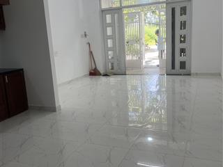 Cho thuê nhà cấp 4 mới sơn hxh gần cc bellezaq7*dt 4.5x17m2pn giá 9 triệu