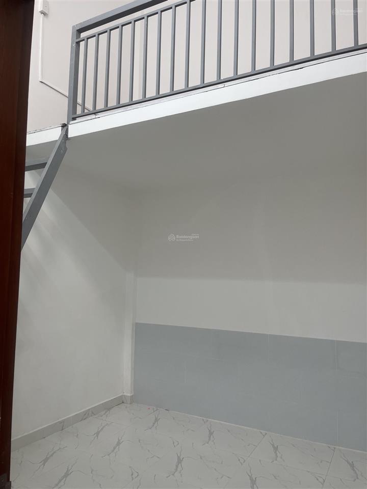 Cho thuê nhà cấp 4 mới sơn hxh gần cc bellezaq7*dt 4.5x17m2pn giá 9 triệu